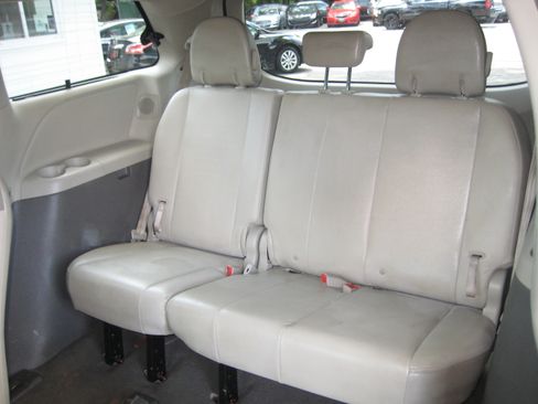 Used 2011 Toyota Sienna XLE Limited image 21