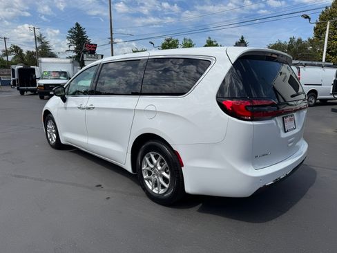 Used 2024 Chrysler Pacifica Touring-L FWD image 2