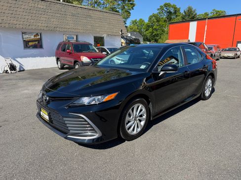 Used 2021 Toyota Camry LE FWD image 18