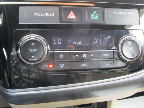 Used 2018 Mitsubishi Outlander 4WD SE image 35