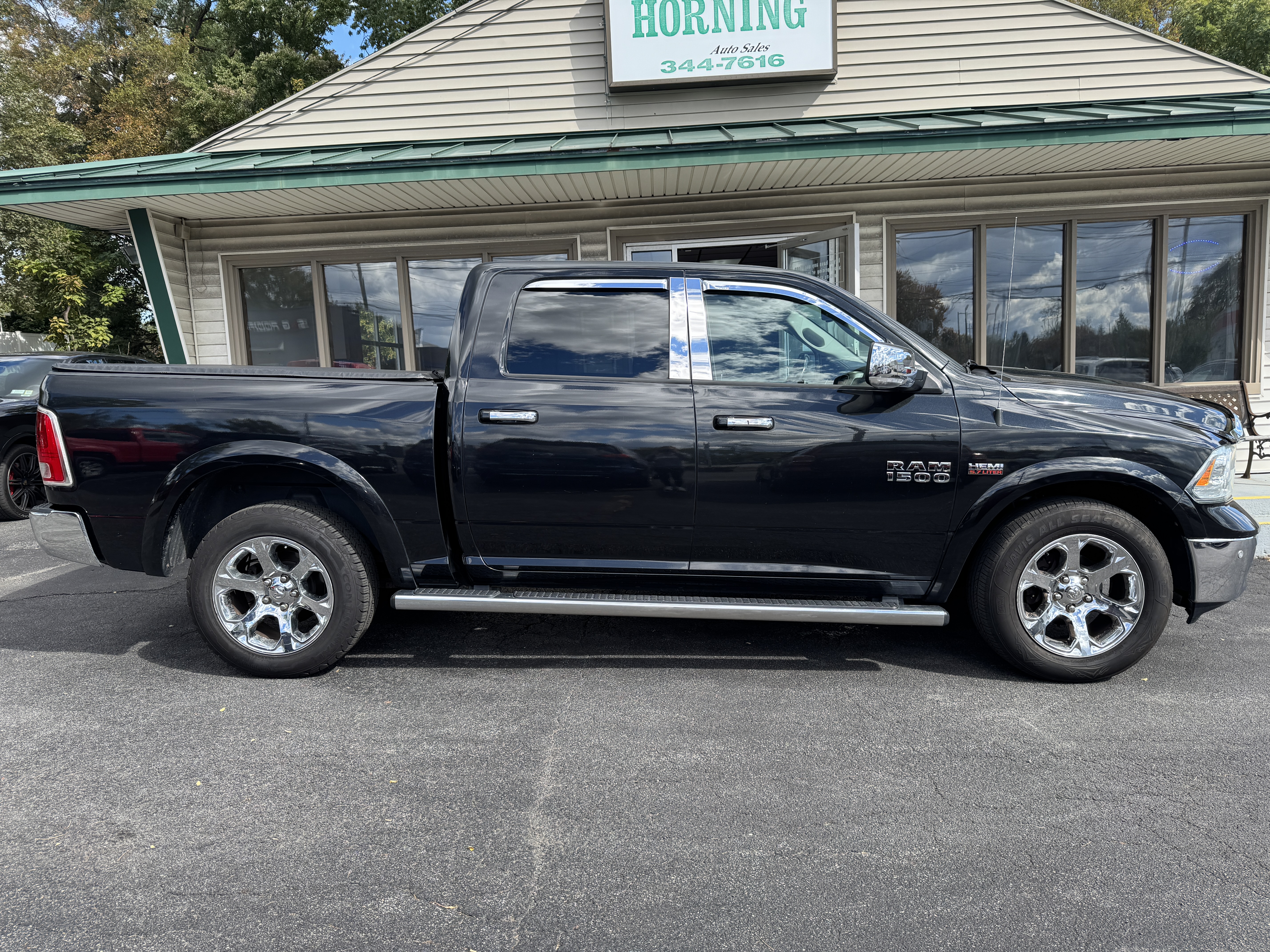 Used 2015 RAM 1500 4x4 Crew Cab Laramie image 1