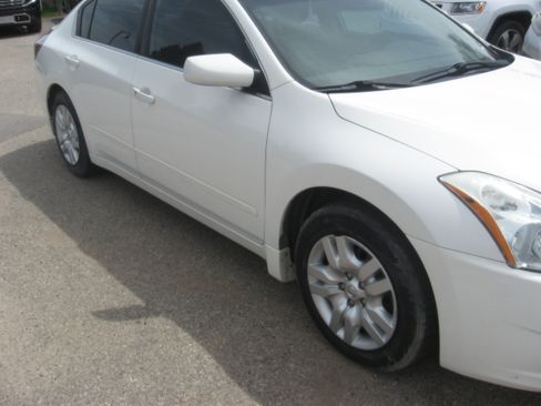 Used 2011 Nissan Altima Sedan FWD image 3