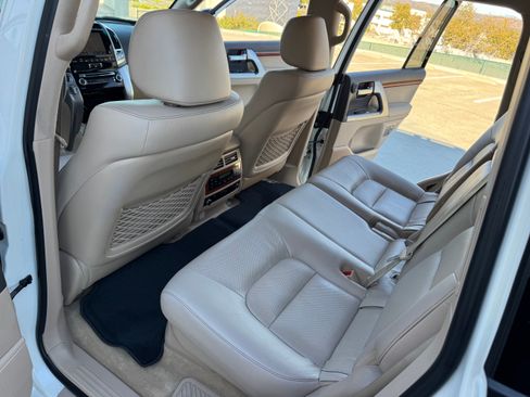 Used 2015 Toyota Land Cruiser image 25