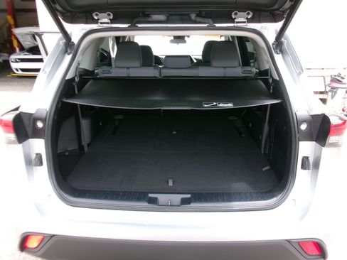 Used 2021 Toyota Highlander FWD LE Hybrid image 5