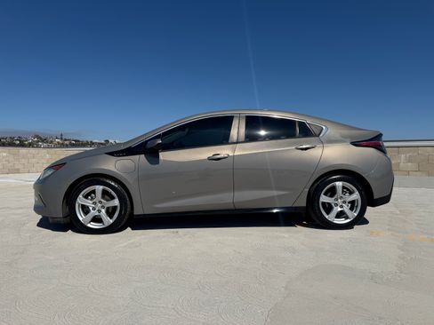 Used 2017 Chevrolet Volt LT FWD image 4