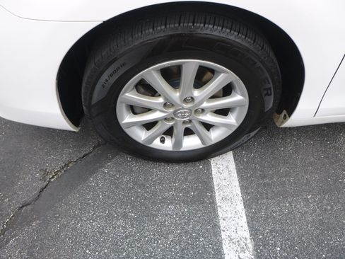 Used 2011 Toyota Camry XLE image 9