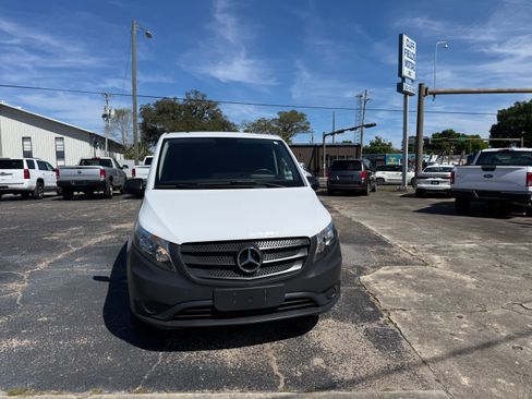 Used 2018 Mercedes-Benz Metris image 2