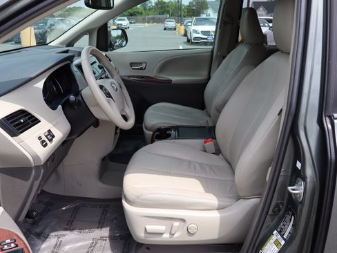 Used 2013 Toyota Sienna XLE Minivan FWD image 12