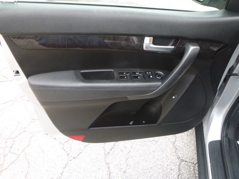 Used 2014 Kia Sorento FWD LX image 12