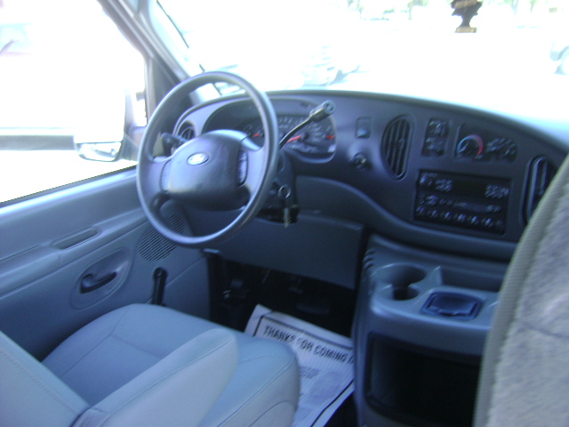 Used 2005 Ford E-350 and Econoline 350 Super Duty Wagon RWD image 10
