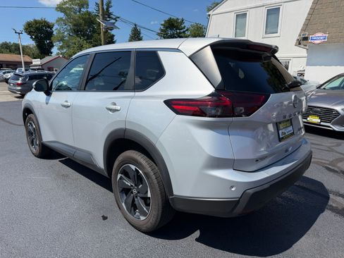 Used 2024 Nissan Rogue AWD SV image 27