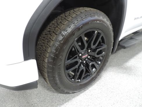 Used 2025 GMC Sierra 1500 Elevation image 21