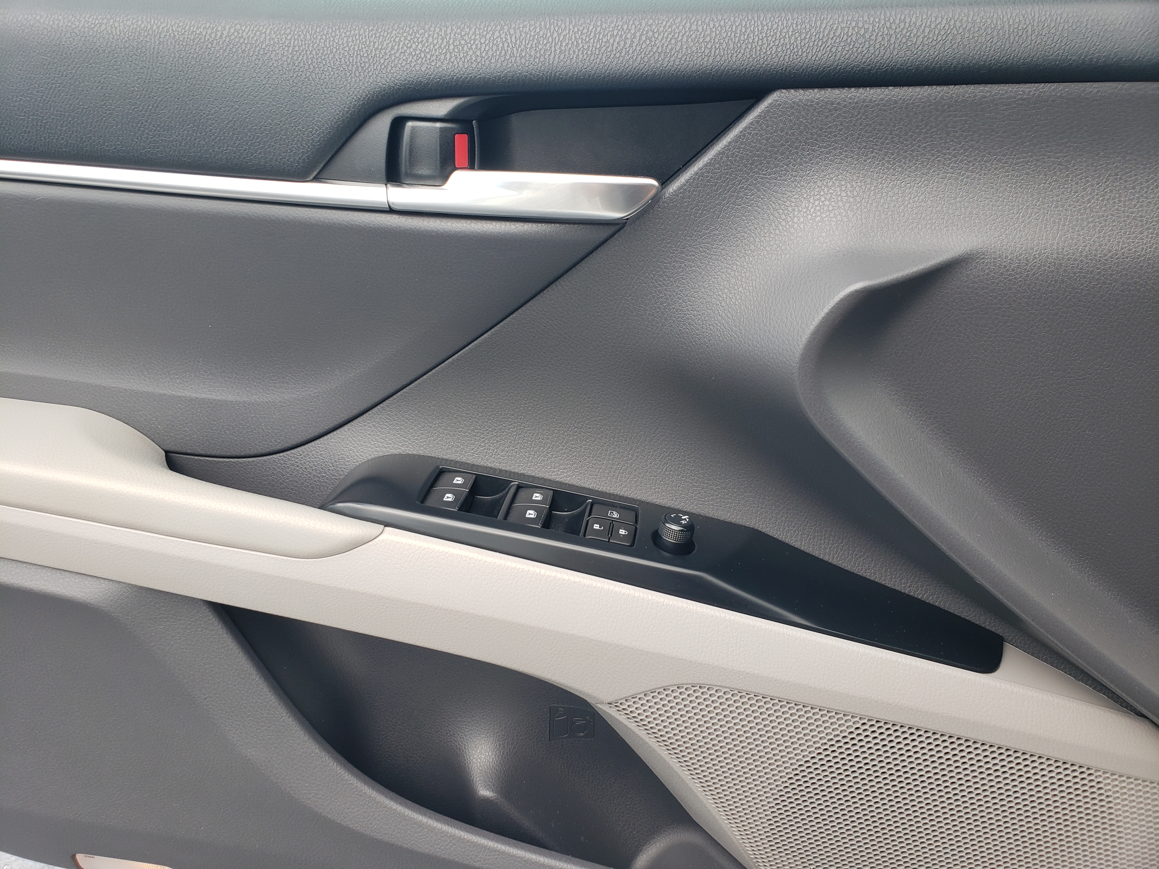 Used 2018 Toyota Camry SE Sedan FWD image 9