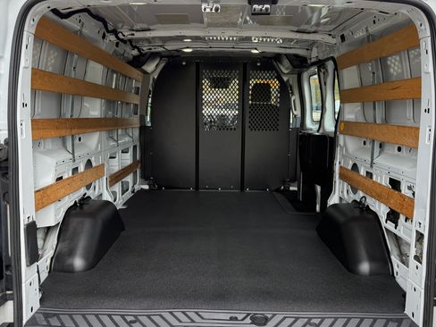Used 2017 Ford Transit 250 image 4