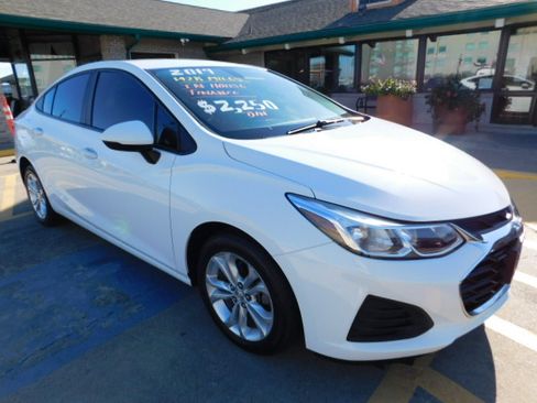 Used 2019 Chevrolet Cruze LS image 2