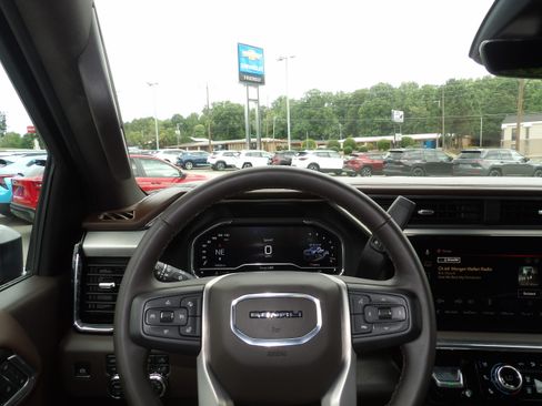 Used 2025 GMC Sierra 2500 4x4 Crew Cab Denali image 2