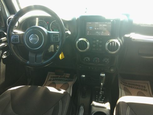 Used 2015 Jeep Wrangler 4WD Unlimited Sahara image 41