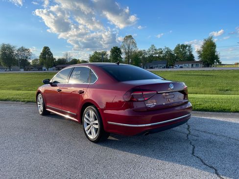 Used 2018 Volkswagen Passat 2.0T SEL Premium image 3