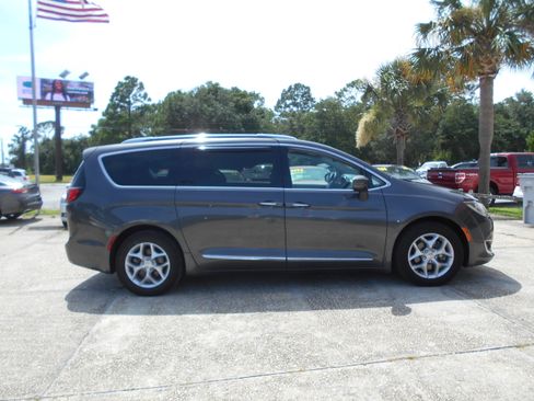 Used 2019 Chrysler Pacifica Touring-L Plus FWD image 1