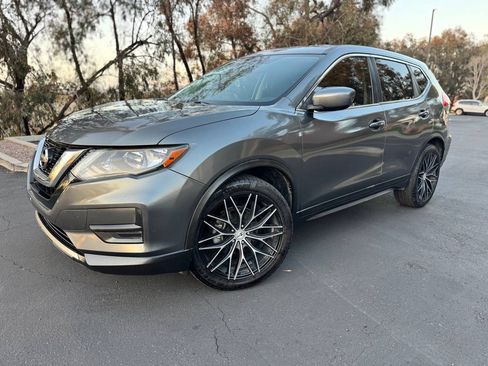 Used 2017 Nissan Rogue FWD image 1