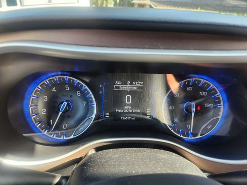 Used 2018 Chrysler Pacifica Touring-L FWD image 15
