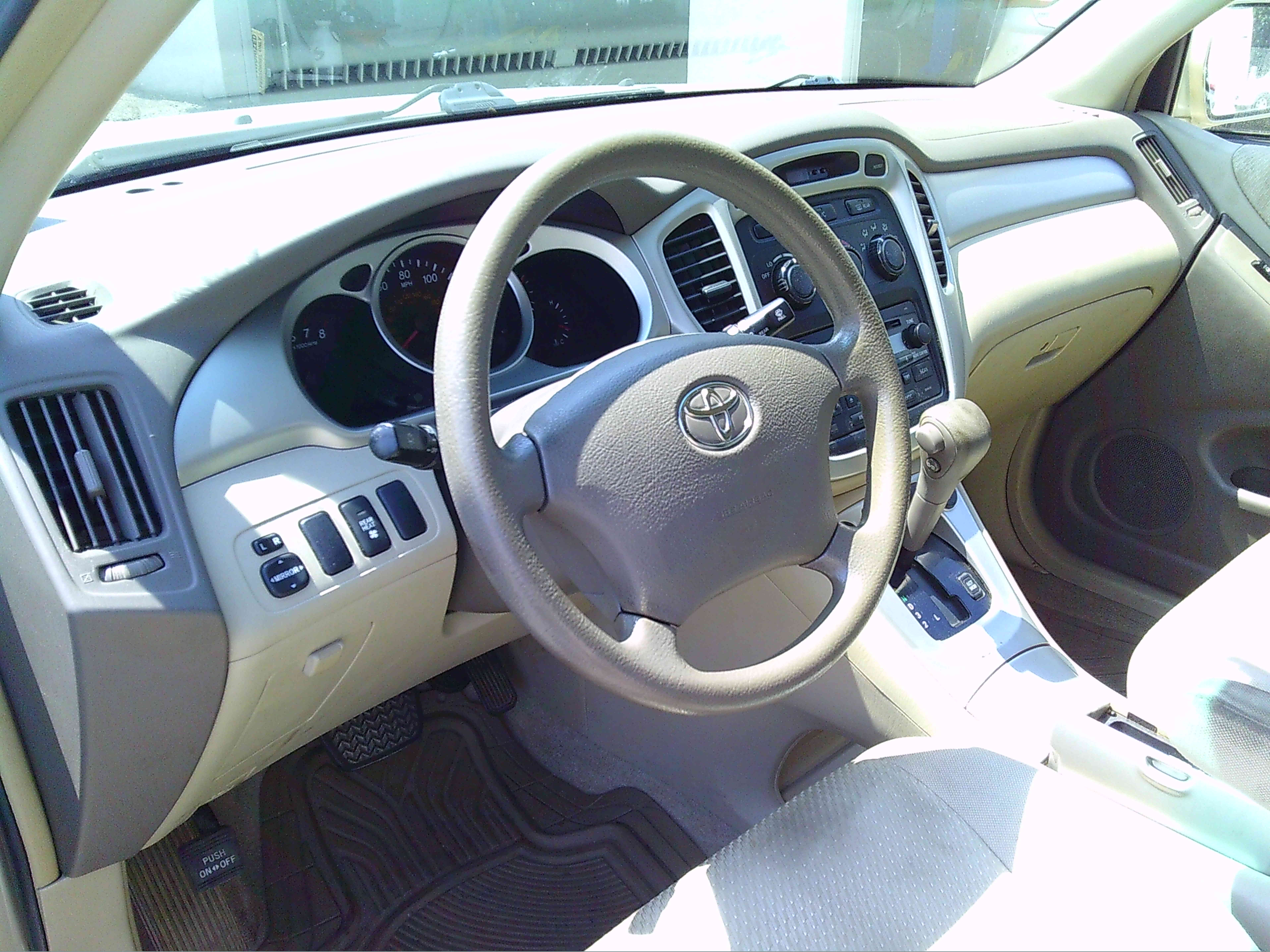 Used 2005 Toyota Highlander 2WD V6 w/ 3rd Row image 11