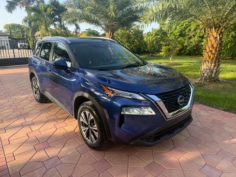 Used 2023 Nissan Rogue AWD SV image 3