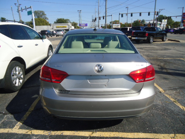 Used 2013 Volkswagen Passat TDI SE FWD image 6