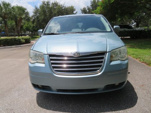 Used 2010 Chrysler Town & Country Touring FWD image 11