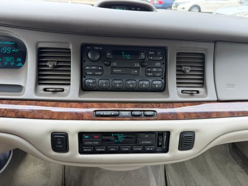 Used 1997 Lincoln Town Car Signature RWD image 10