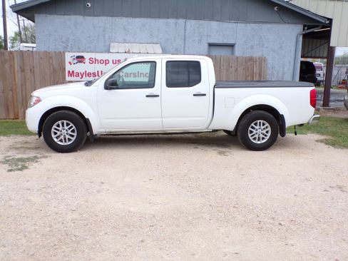 Used 2018 Nissan Frontier SV image 2