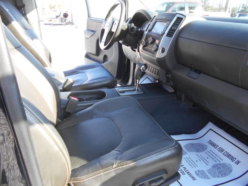 Used 2019 Nissan Frontier PRO-4X image 9