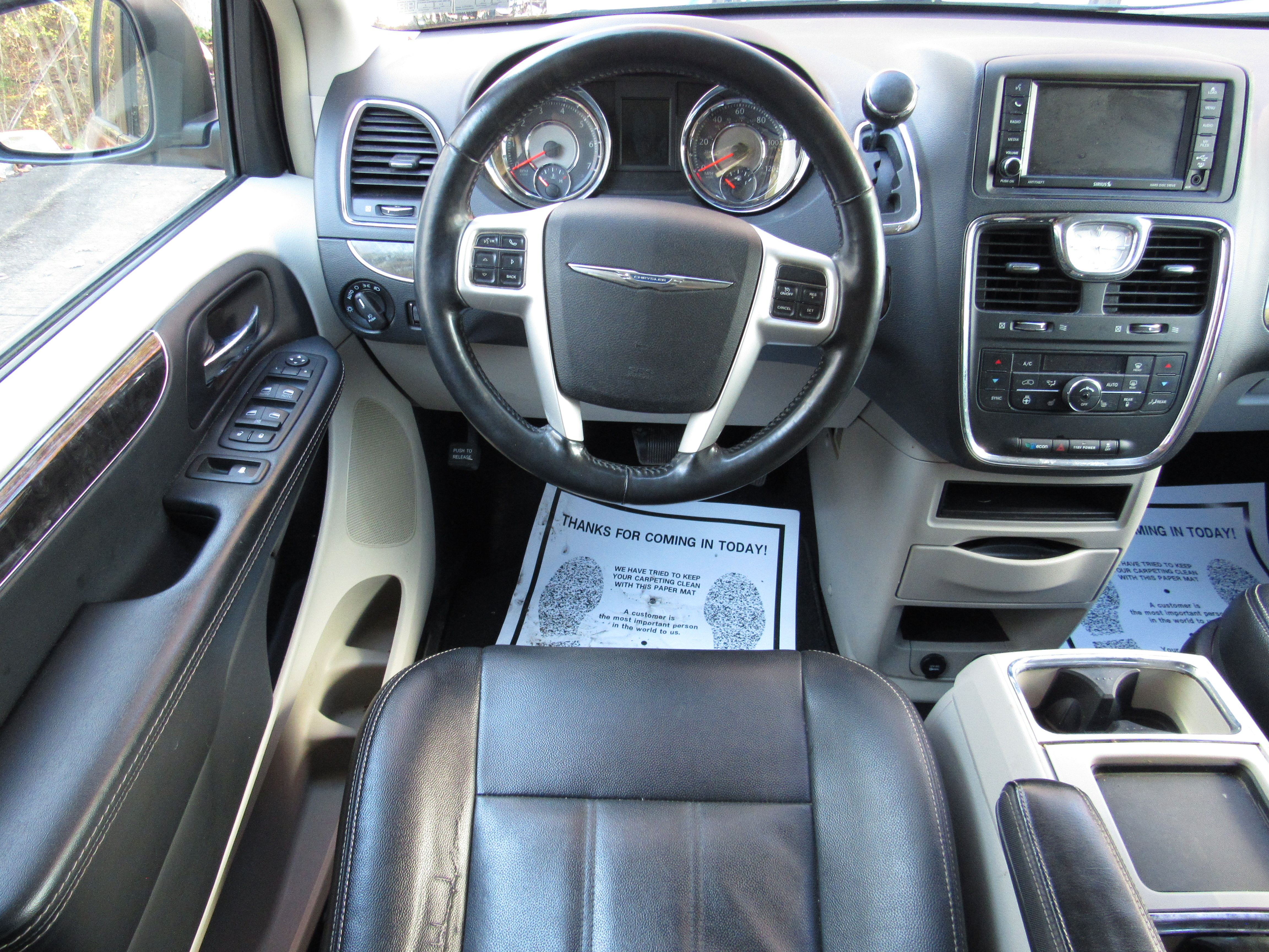 Used 2015 Chrysler Town & Country Touring FWD image 21