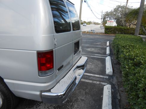 Used 2004 Ford E-150 and Econoline 150 XL image 4