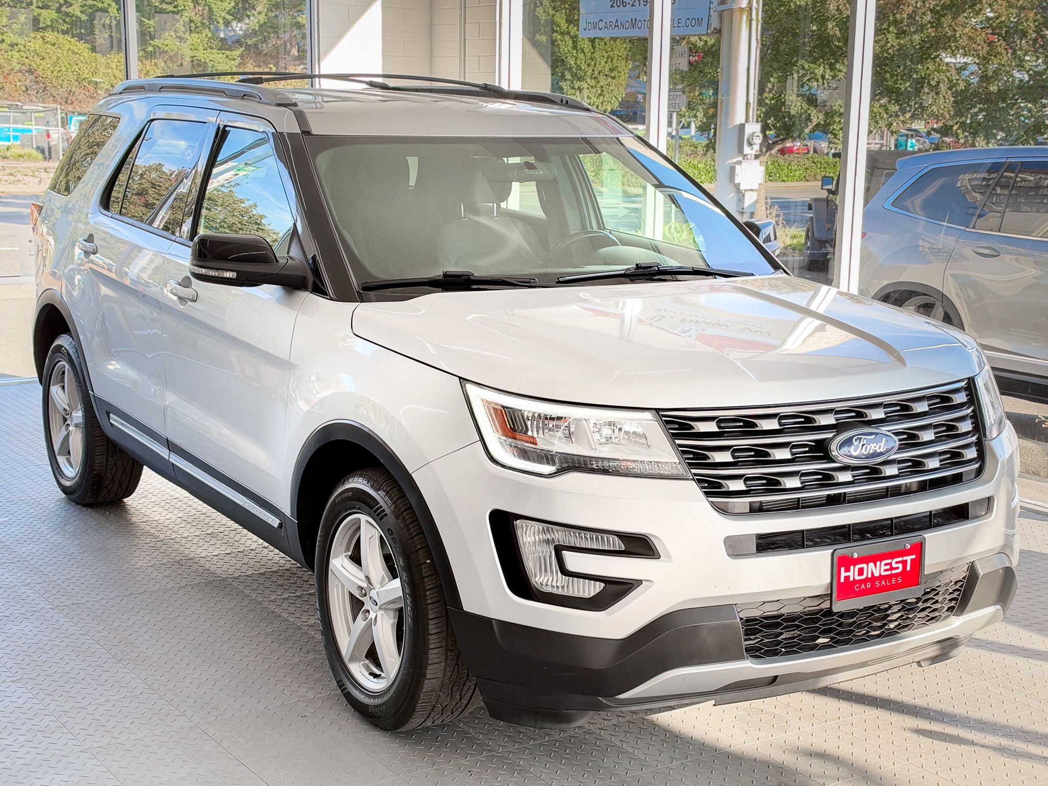 Used 2017 Ford Explorer 4WD XLT image 1