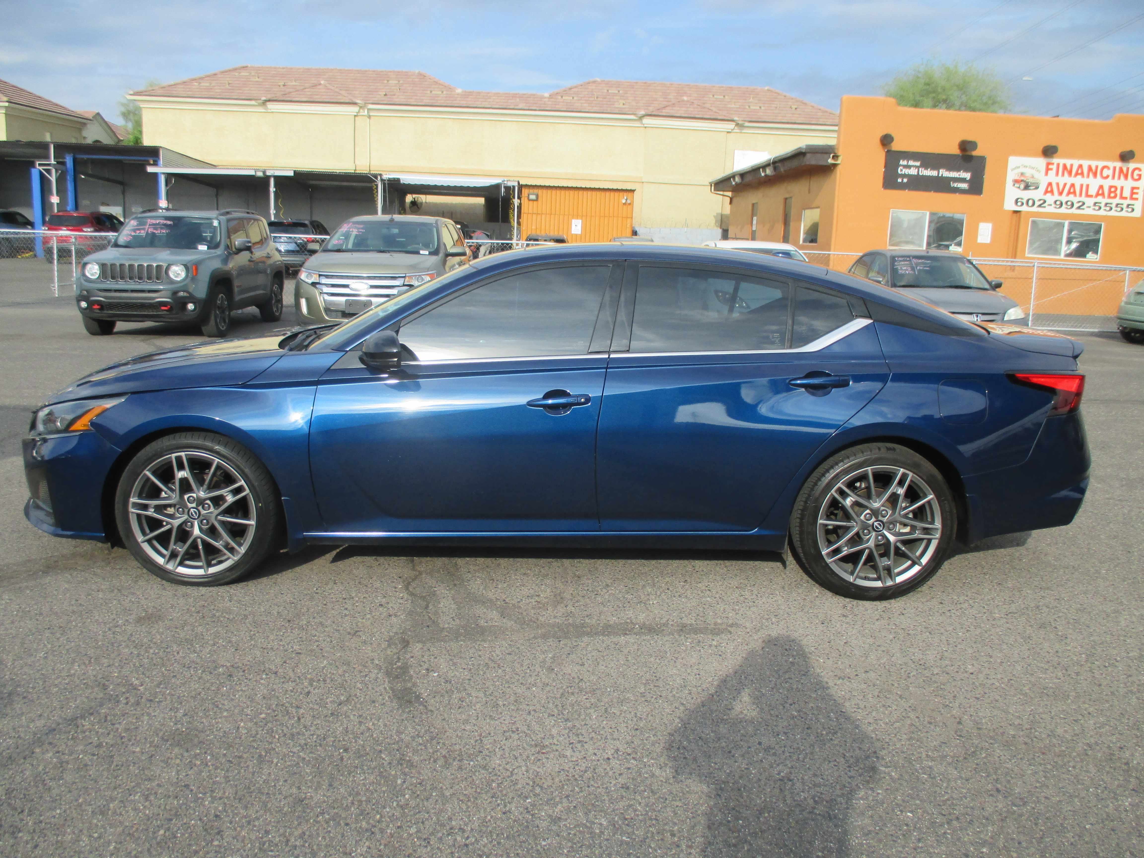 Used 2023 Nissan Altima 2.0 SR FWD image 2