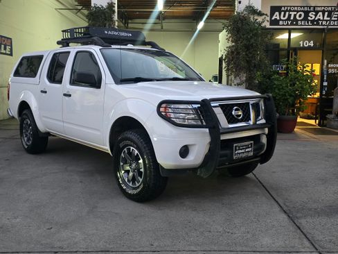 Used 2016 Nissan Frontier SV image 1