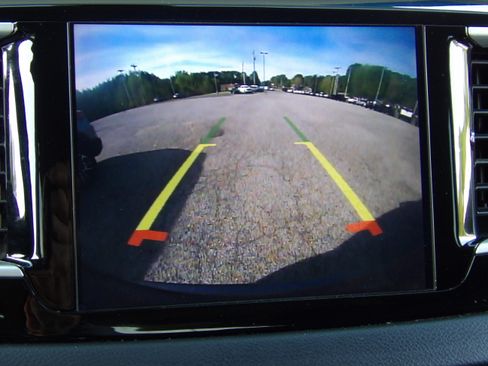 Used 2020 Chrysler Pacifica Touring image 3