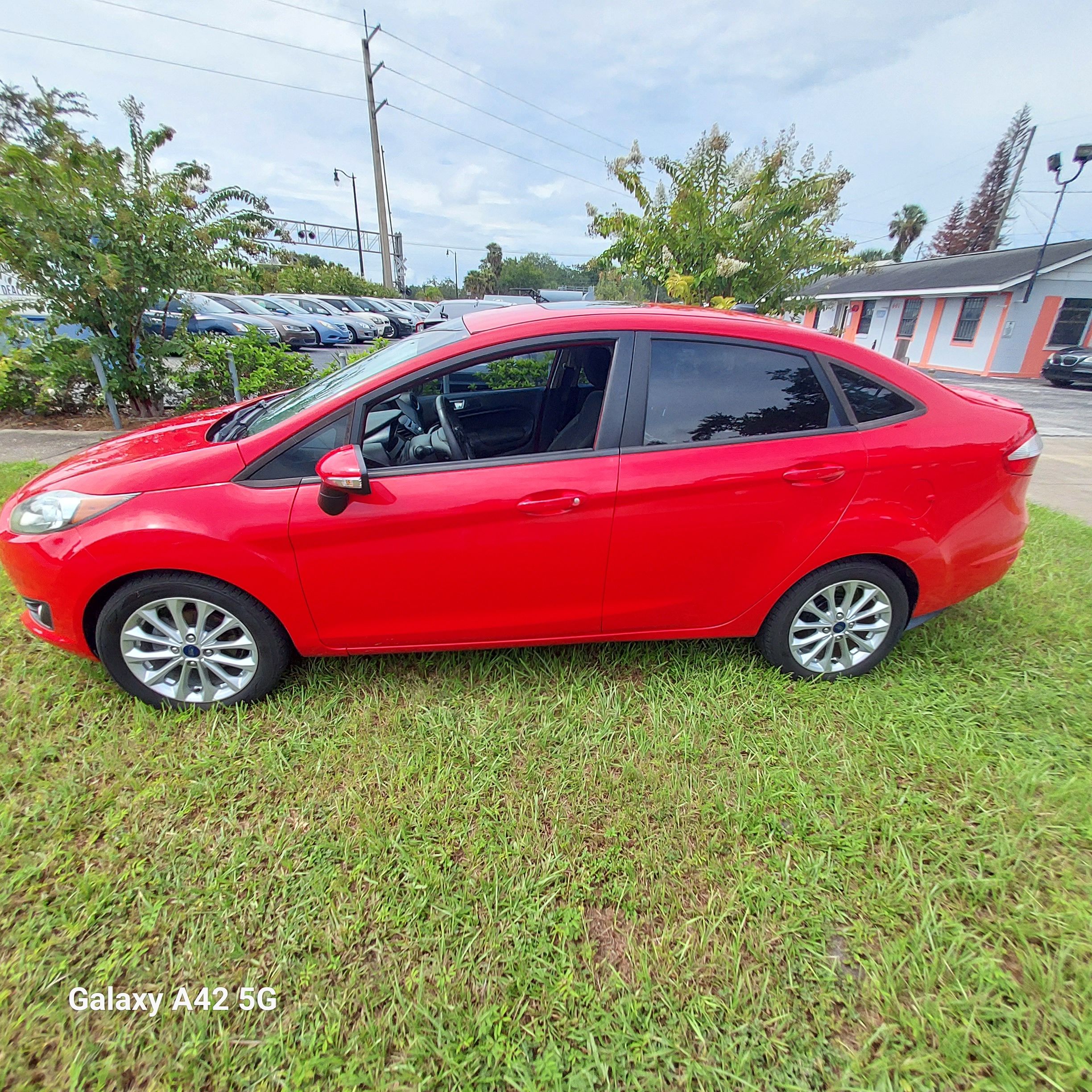 Used 2014 Ford Fiesta SE Sedan FWD image 1