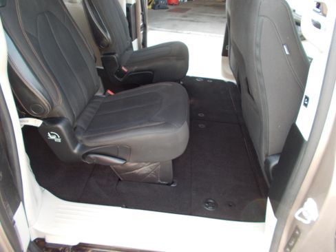 Used 2017 Chrysler Pacifica Touring FWD image 16
