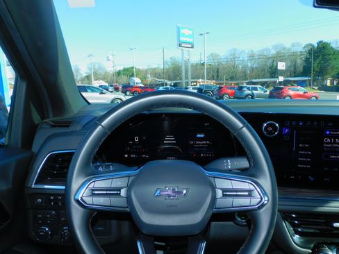 Used 2025 Chevrolet Suburban Z71 image 2