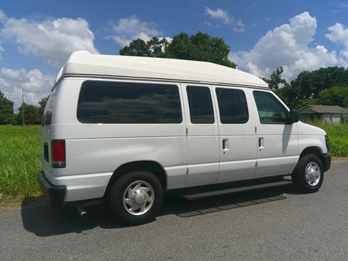Used 2014 Ford E-150 and Econoline 150 Club Wagon image 2