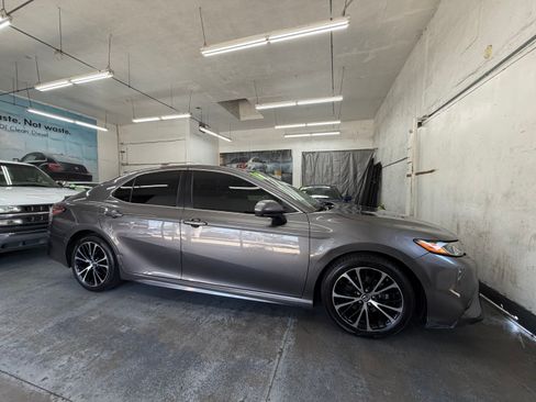 Used 2018 Toyota Camry SE Sedan FWD image 8