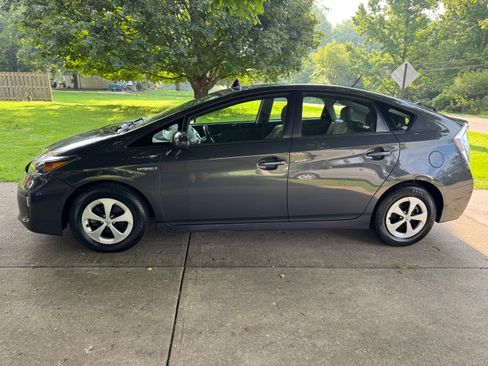 Used 2013 Toyota Prius Two FWD image 2