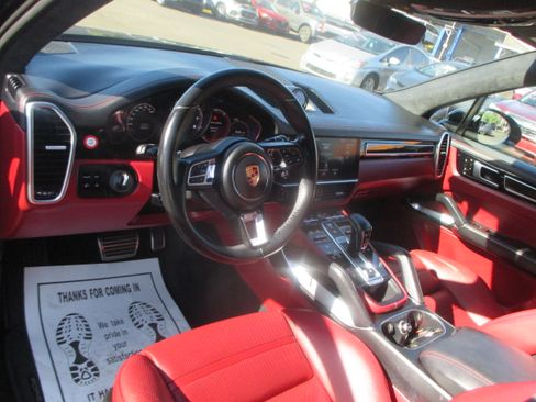 Used 2019 Porsche Cayenne Turbo image 9