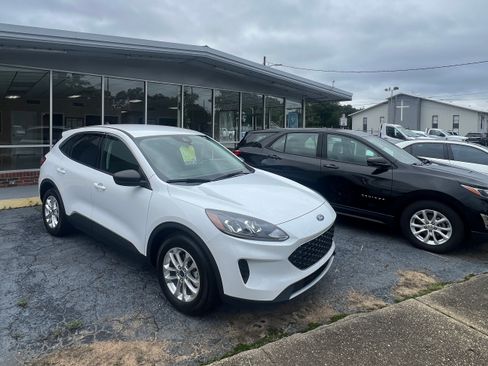 Used 2022 Ford Escape SE image 1