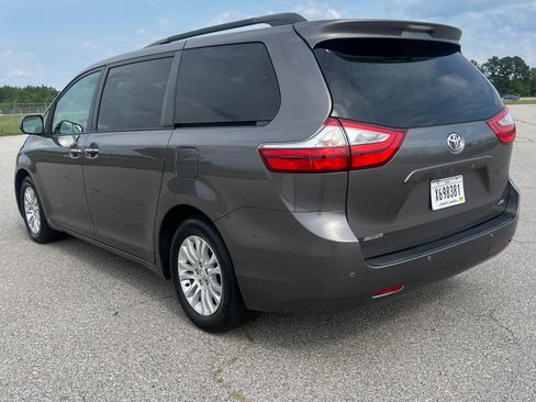 Used 2017 Toyota Sienna XLE Minivan FWD image 5