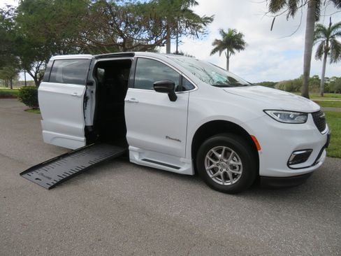 Used 2025 Chrysler Pacifica Select image 22
