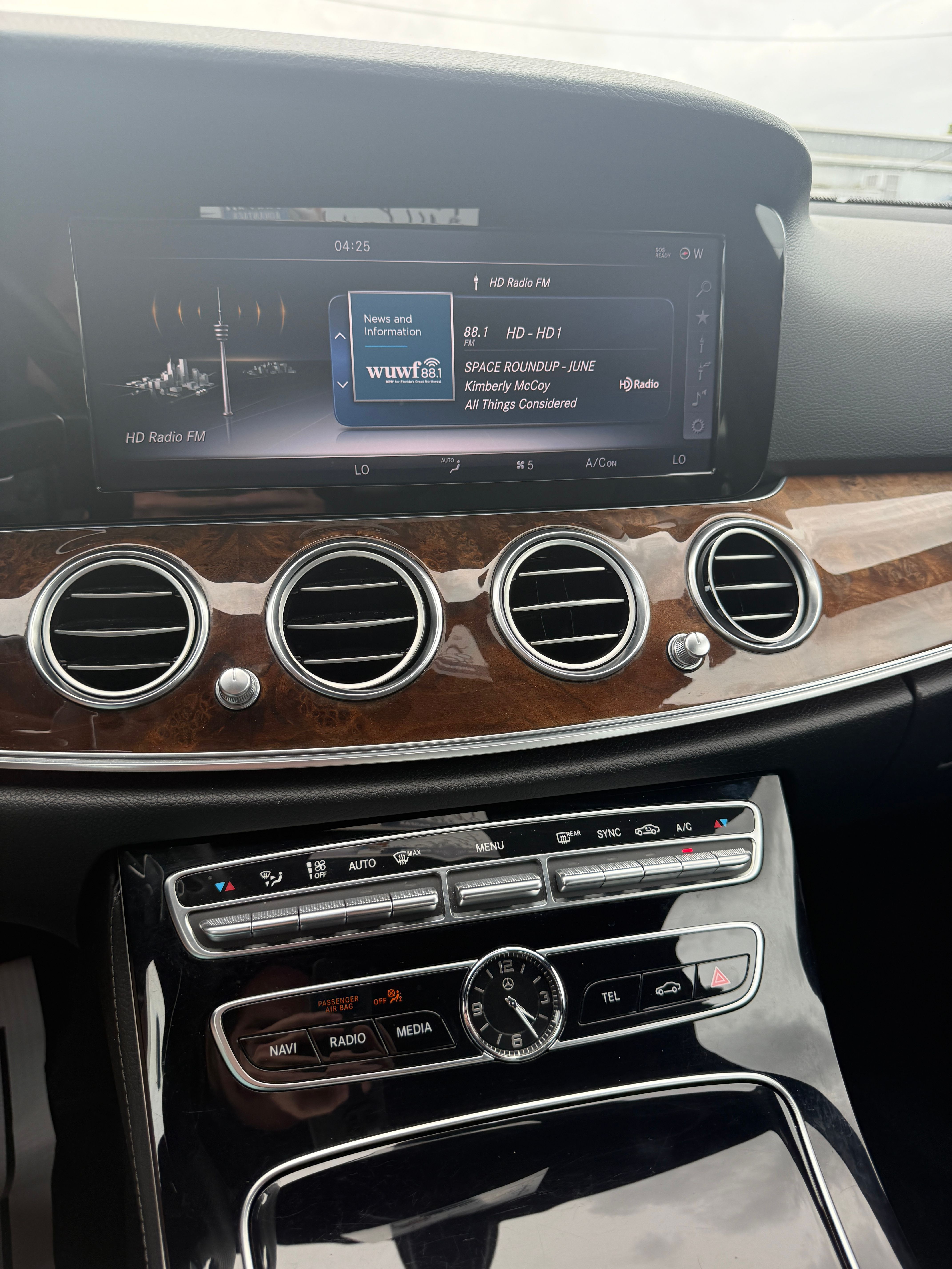 Used 2017 Mercedes-Benz E 300 4MATIC image 10