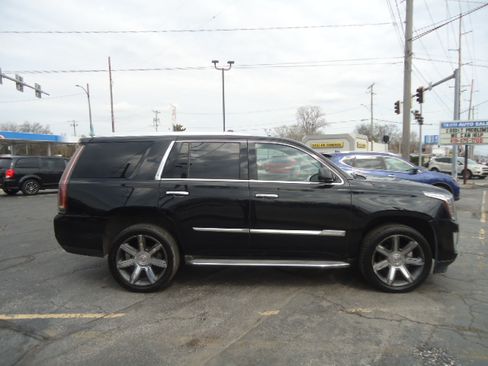 Used 2015 Cadillac Escalade Luxury image 9